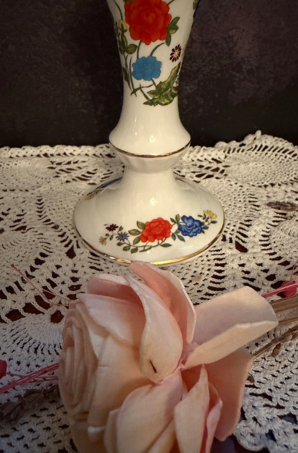 Vintage Aynsley Famille Rose Bone China Candlestick Holders – Pair – Floral Chinoiserie Design – Made in England – Gold Trim