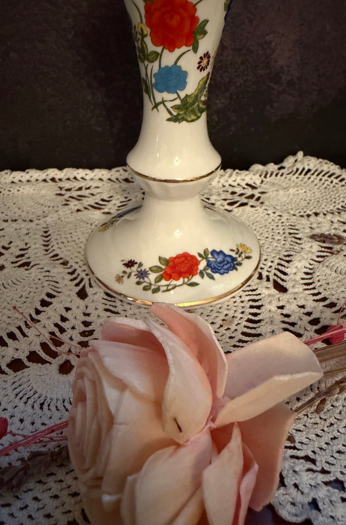 Vintage Aynsley Famille Rose Bone China Candlestick Holders – Pair – Floral Chinoiserie Design – Made in England – Gold Trim