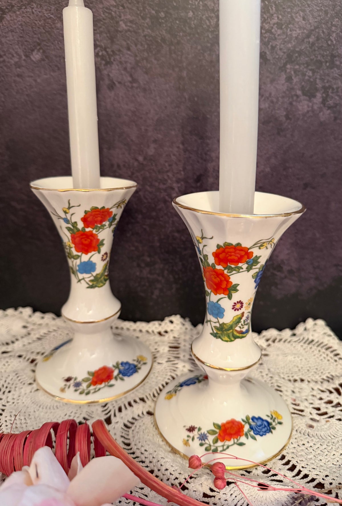 Vintage Aynsley Famille Rose Bone China Candlestick Holders – Pair – Floral Chinoiserie Design – Made in England – Gold Trim