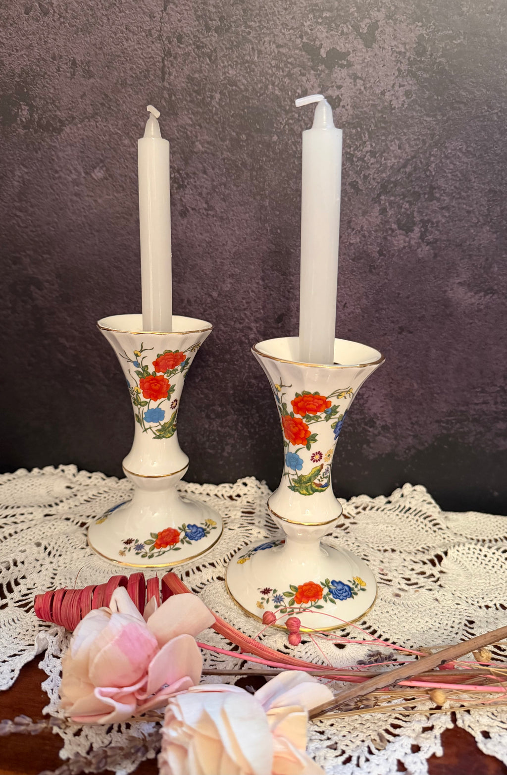 Vintage Aynsley Famille Rose Bone China Candlestick Holders – Pair – Floral Chinoiserie Design – Made in England – Gold Trim