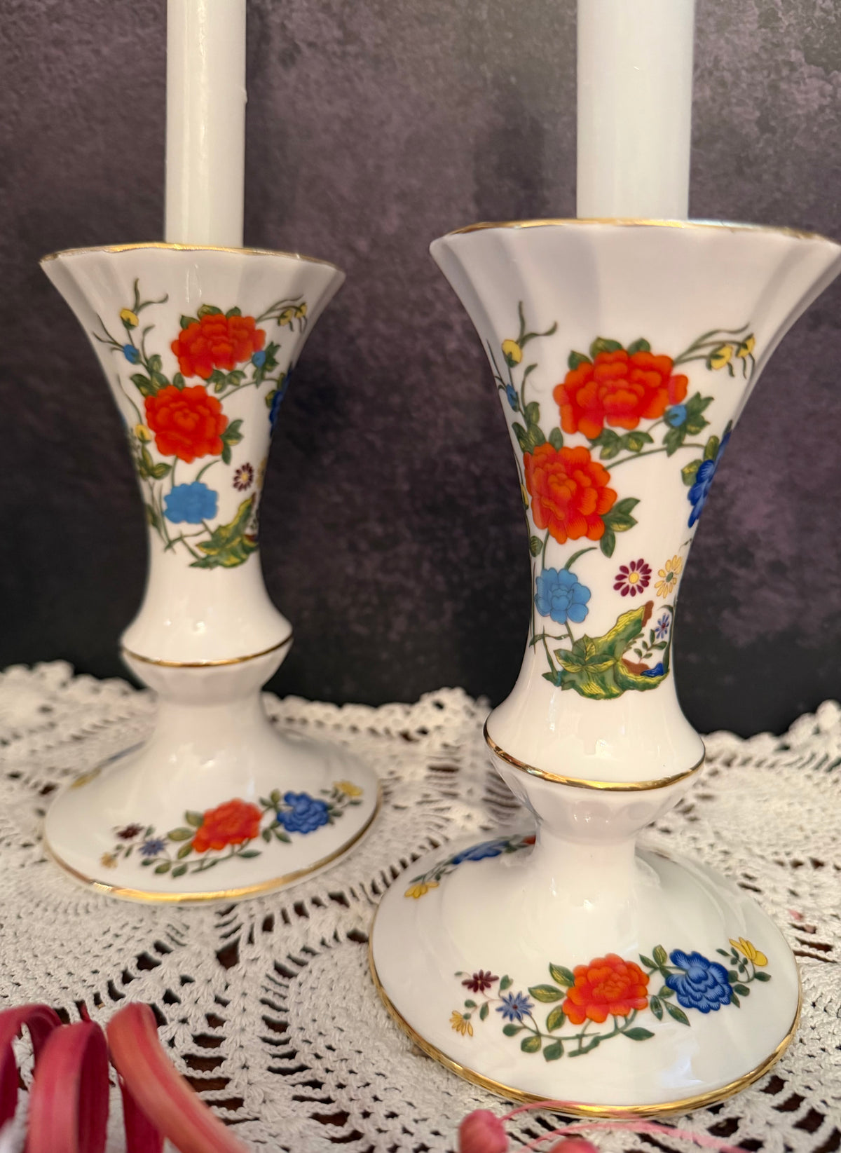Vintage Aynsley Famille Rose Bone China Candlestick Holders – Pair – Floral Chinoiserie Design – Made in England – Gold Trim